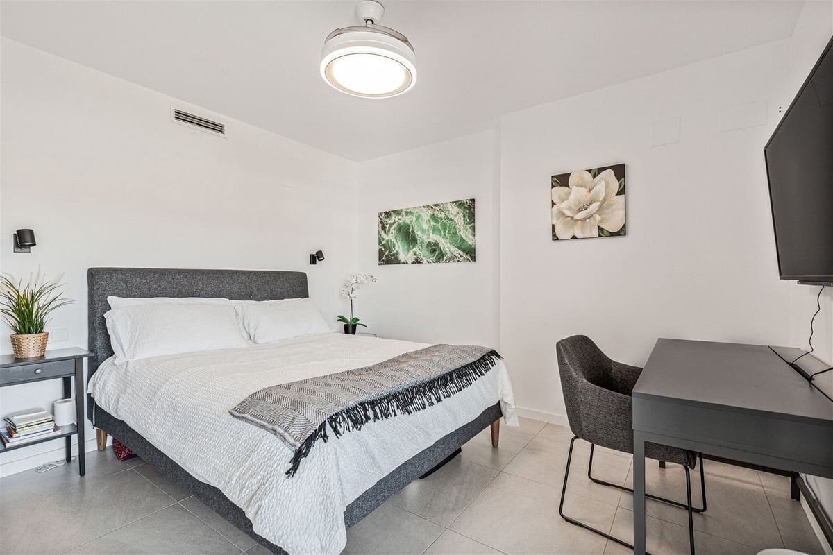 3 soveværelse Penthouse til salg i Estepona med swimmingpool garage - € 529.000 (Ref: 9990907)