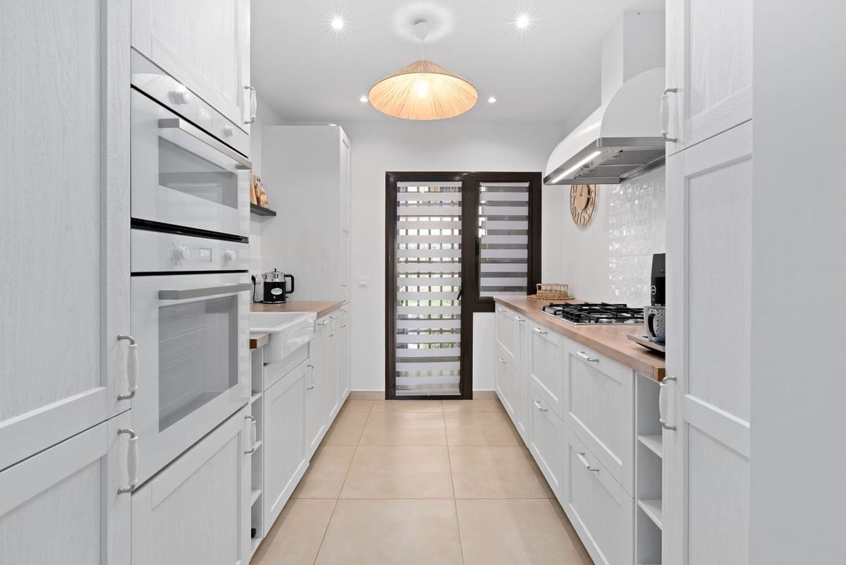 3 bedroom Penthouse for sale in Estepona with pool garage - € 545,000 (Ref: 9990909)