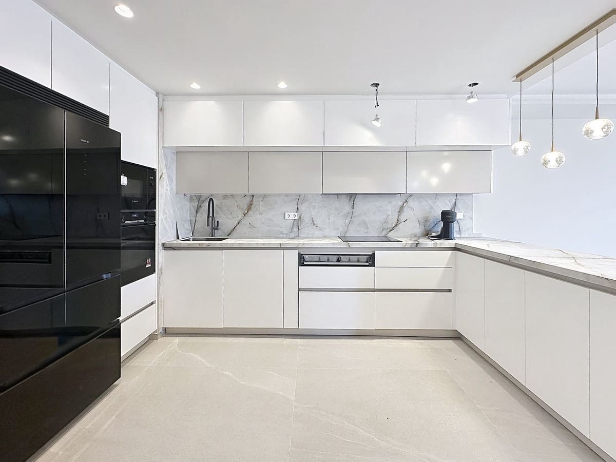 3 soveværelse Lejlighed til salg i Estepona med swimmingpool garage - € 699.000 (Ref: 9994452)