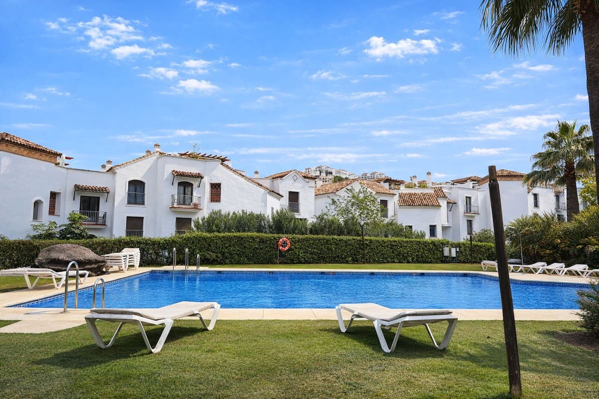 3 bedroom Apartment for sale in Benahavis with pool garage - € 495,000 (Ref: 9994454)
