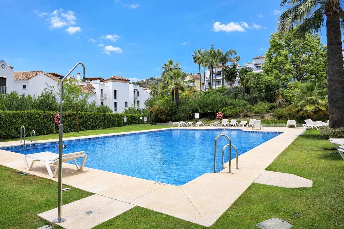 3 bedroom Apartment for sale in Benahavis with pool garage - € 495,000 (Ref: 9994454)