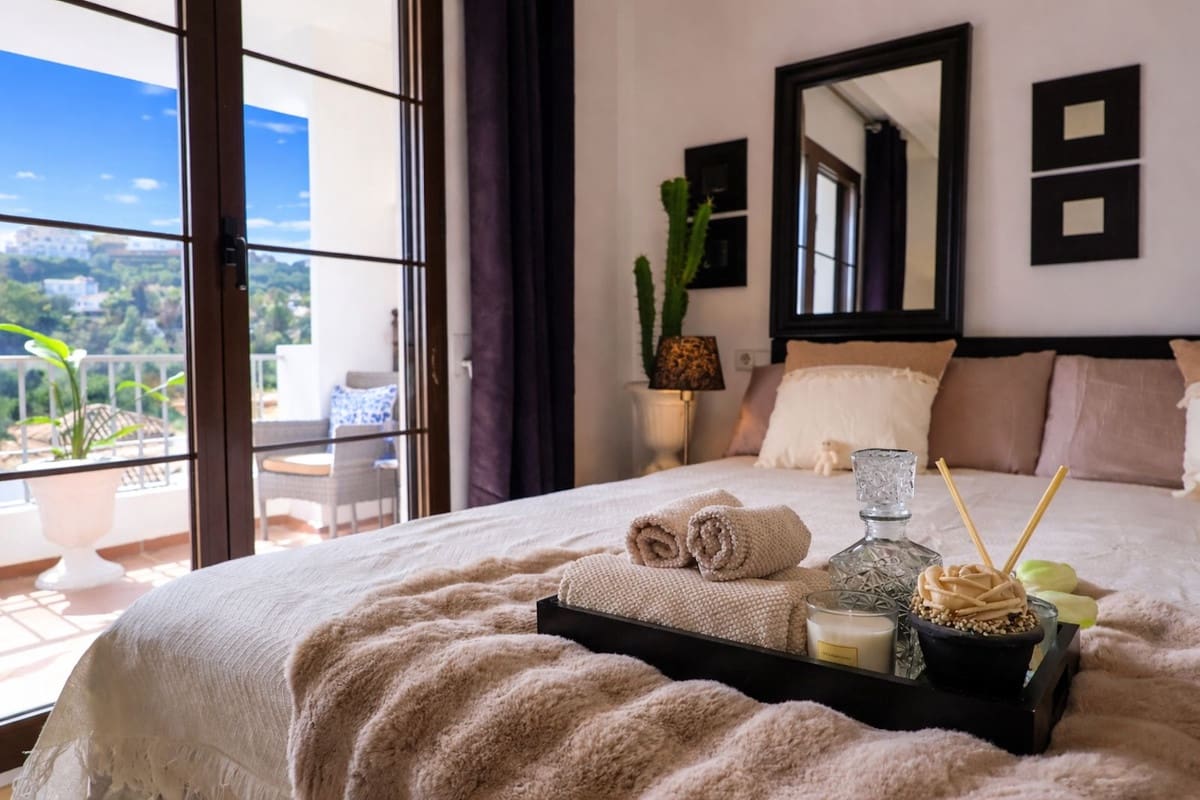 3 bedroom Apartment for sale in Benahavis with pool garage - € 495,000 (Ref: 9994454)
