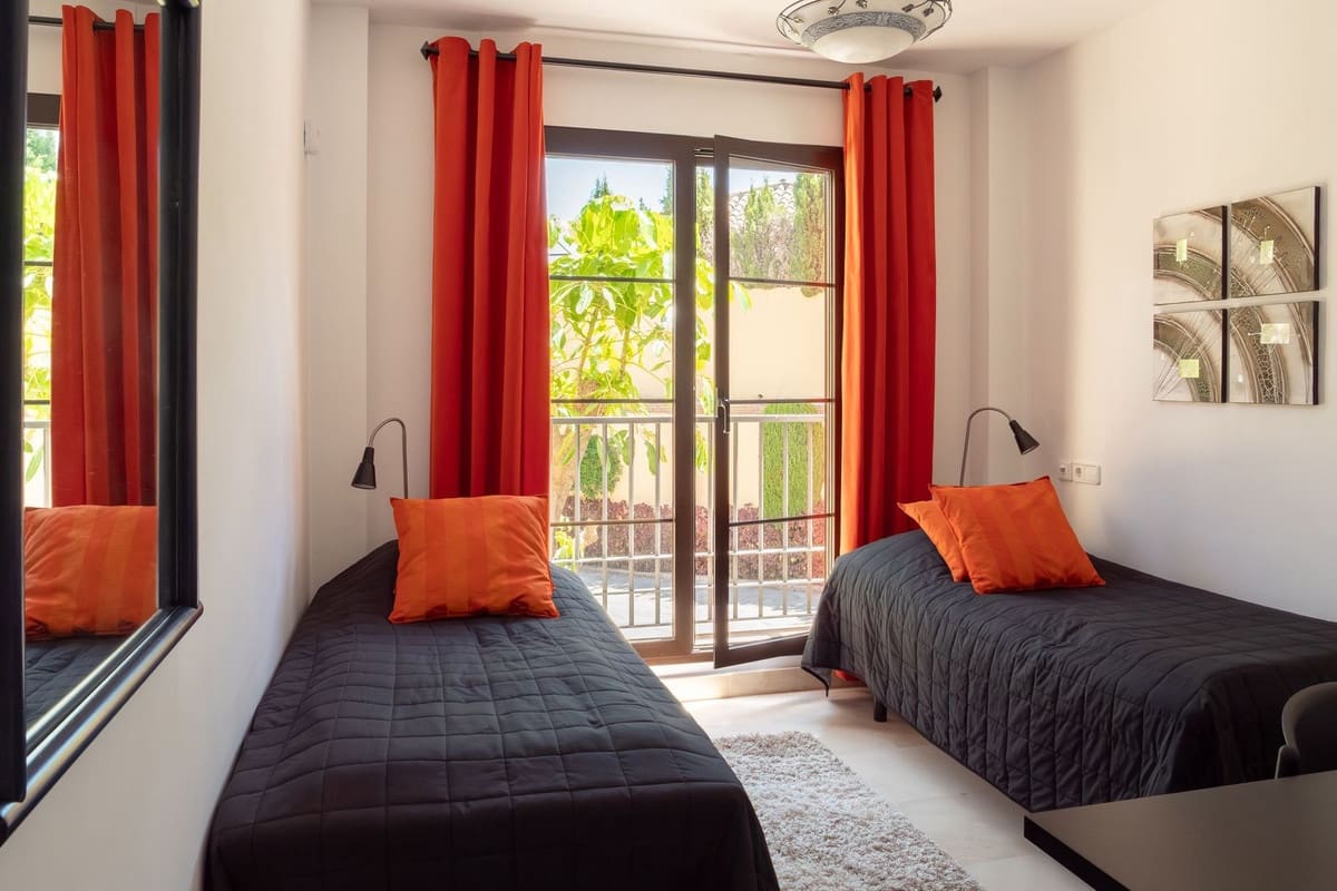 3 sypialnia Apartament na sprzedaż w Benahavis z basenem garażem - 495 000 € (Ref: 9994455)