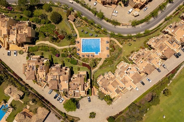 Apartamento de 3 habitaciones en Los Arqueros - Puerto del Almendro, Benahavís en venta con piscina garaje - 495.000 € (Ref: 9994455)