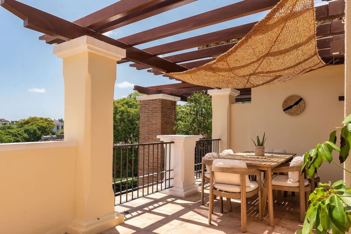 3 soverom Penthouse til salgs i Benahavis med svømmebasseng garasje - € 699 000 (Ref: 9995174)