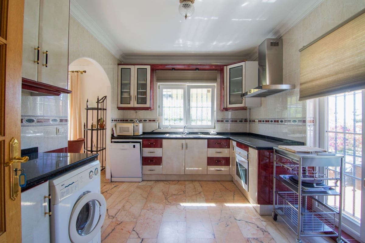3 soveværelse Villa til salg i Fuengirola med swimmingpool garage - € 995.000 (Ref: 9995781)