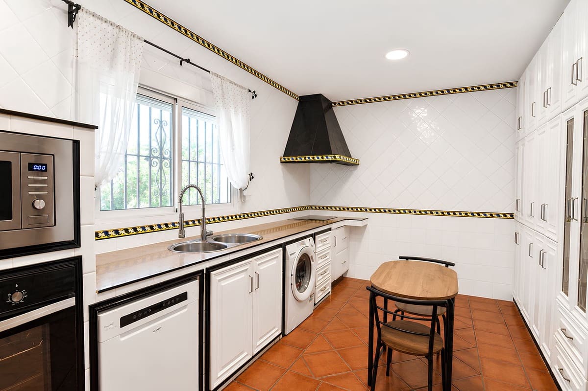 4 slaapkamer Villa te koop in Mijas met zwembad garage - € 1.200.000 (Ref: 9995888)