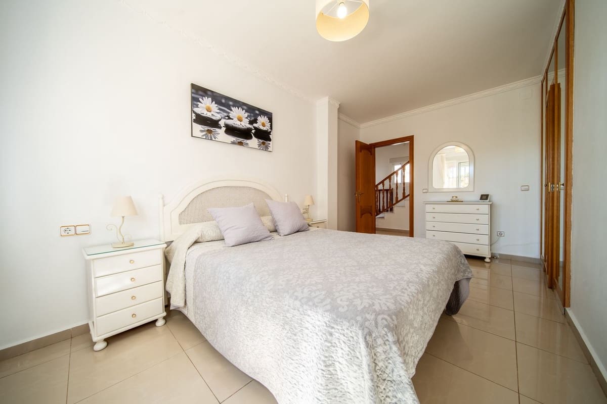 4 soveværelse Villa til salg i Fuengirola med swimmingpool garage - € 1.289.000 (Ref: 9995889)