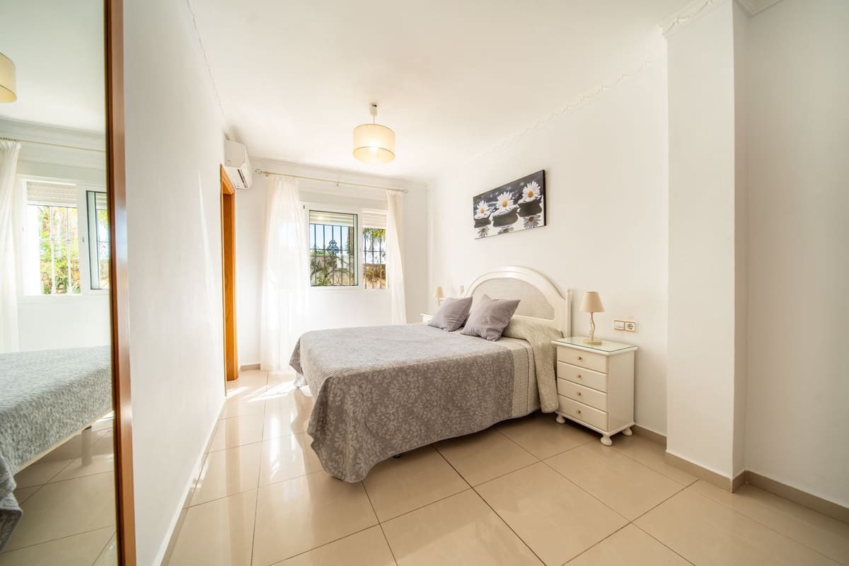 4 soveværelse Villa til salg i Fuengirola med swimmingpool garage - € 1.289.000 (Ref: 9995889)