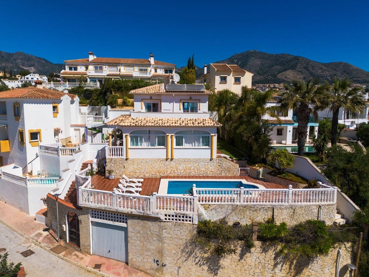 4 soveværelse Villa til salg i Fuengirola med swimmingpool garage - € 1.289.000 (Ref: 9995889)