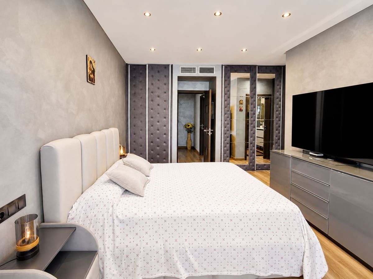 3 bedroom Villa for sale in Estepona with pool garage - € 1,300,000 (Ref: 9995890)