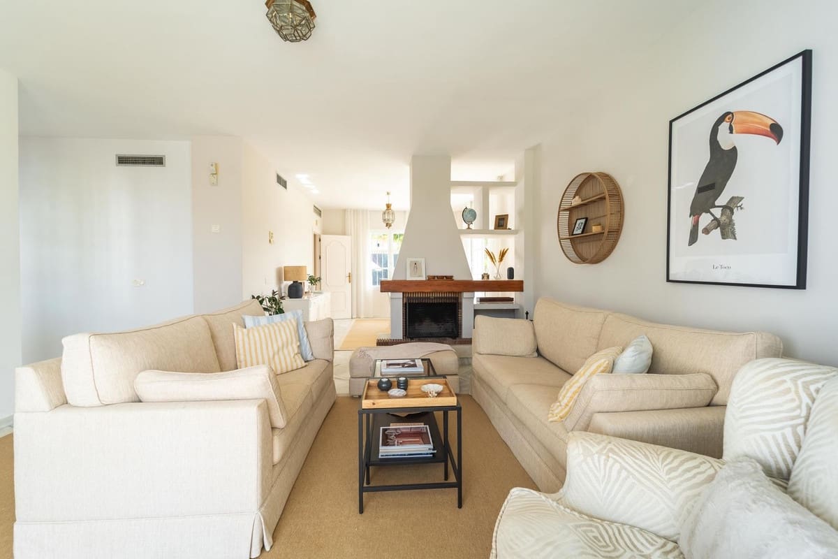 Chalet de 4 habitaciones en Elviria en venta con piscina garaje - 1.695.000 € (Ref: 9998947)