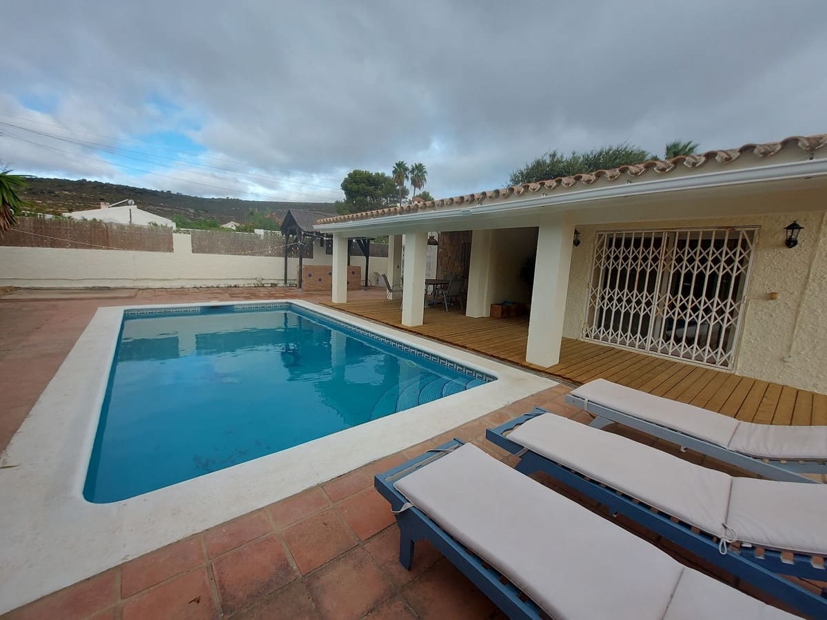 4 Zimmer Villa zu verkaufen in Manilva mit Pool Garage - 599.000 € (Ref: 9999709)
