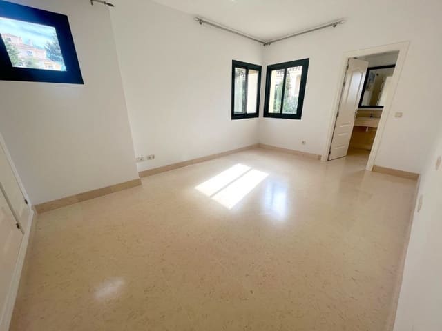 Penthouse de 3 chambres à louer à Benahavís pueblo, Benahavís avec piscine garage - 5 000 € (Ref: 9471395)