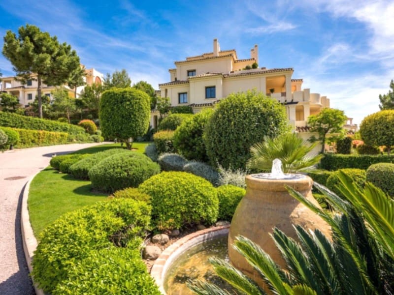 Penthouse de 3 chambres à louer à Benahavis avec piscine garage - 5 000 € (Ref: 9471395)