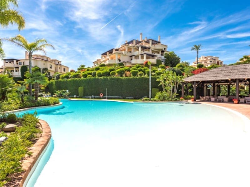 Penthouse de 3 chambres à louer à Benahavis avec piscine garage - 5 000 € (Ref: 9471395)