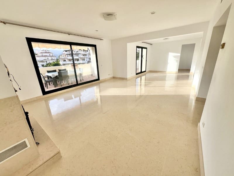 Penthouse de 3 chambres à louer à Benahavis avec piscine garage - 5 000 € (Ref: 9471395)