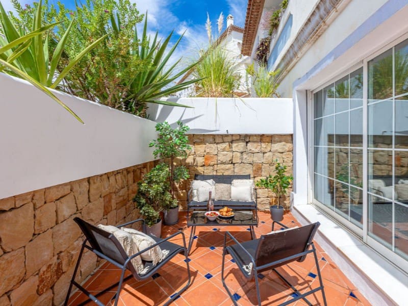 2 bedroom Apartment for rent in Nueva Andalucia with pool garage - € 2,600 (Ref: 9471398)