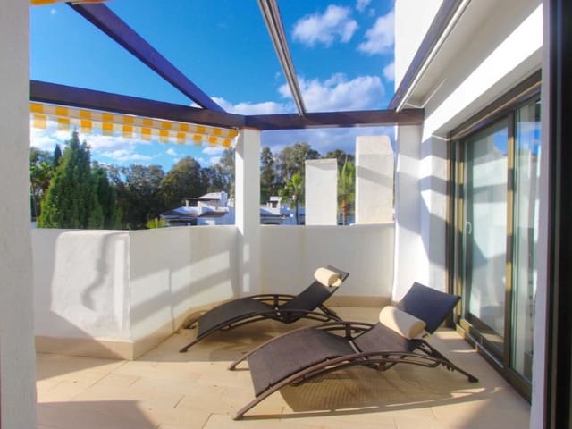 2 soveværelse Penthouse til leje i Elviria, Marbella med swimmingpool garage - € 2.000 (Ref: 9471405)