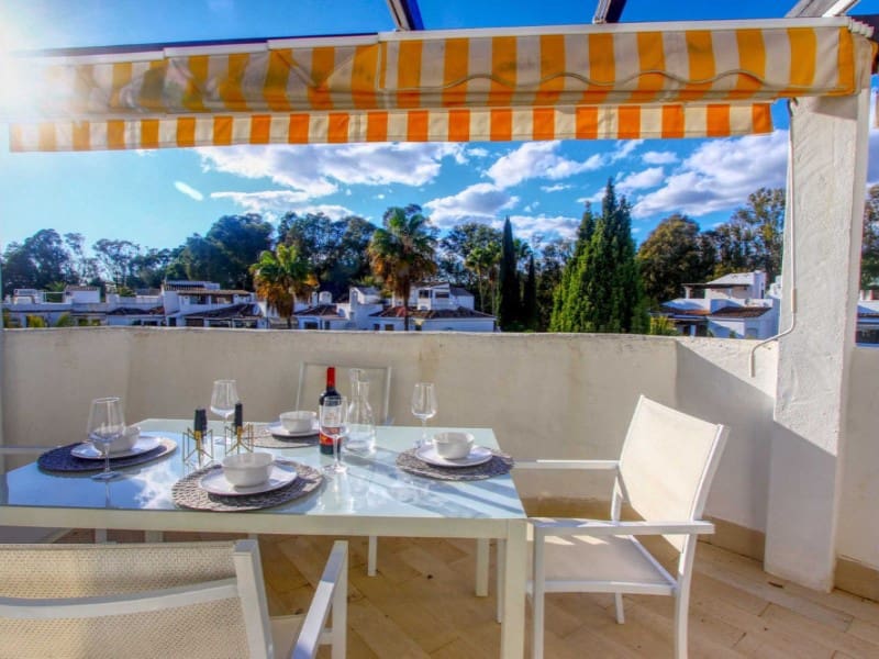 2 soveværelse Penthouse til leje i Elviria med swimmingpool garage - € 2.000 (Ref: 9471405)