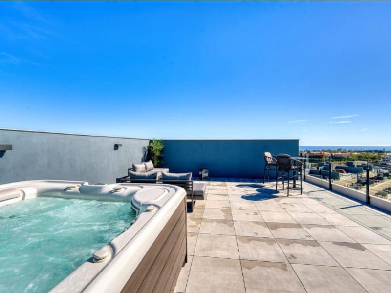 Penthouse de 2 chambres à louer à New Golden Mile avec piscine garage - 3 500 € (Ref: 9471418)