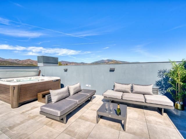 Penthouse de 2 chambres à louer à Selwo, Estepona avec piscine garage - 3 500 € (Ref: 9471418)