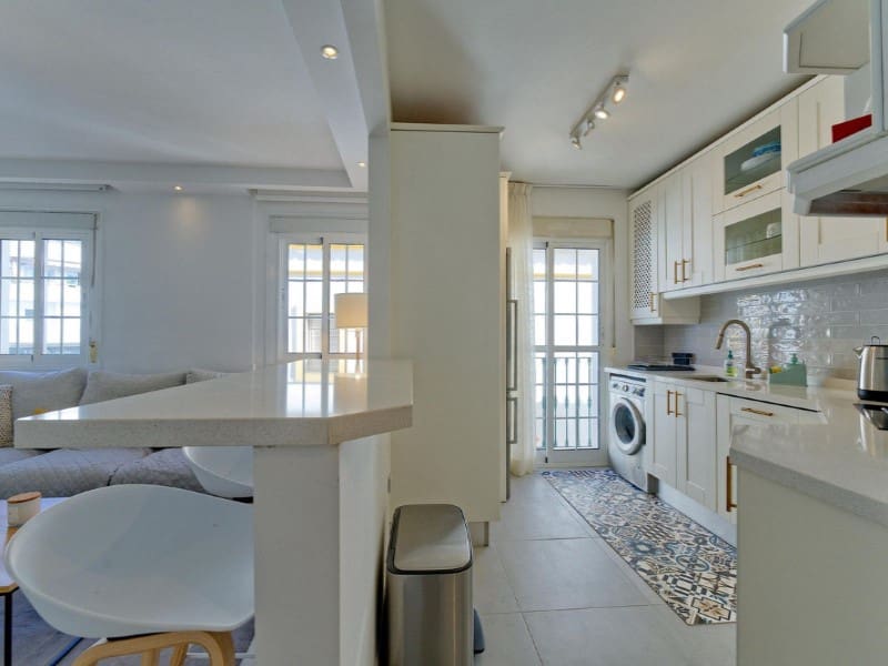 3 makuuhuone Kattohuoneisto vuokrattavana paikassa Marbella - 2 000 € (Ref: 9471419)