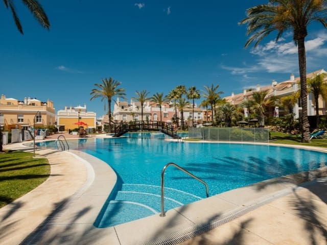 3 quarto Moradia Geminada para arrendar em Marbella Centro, Marbella com piscina garagem - 4 000 € (Ref: 9471422)