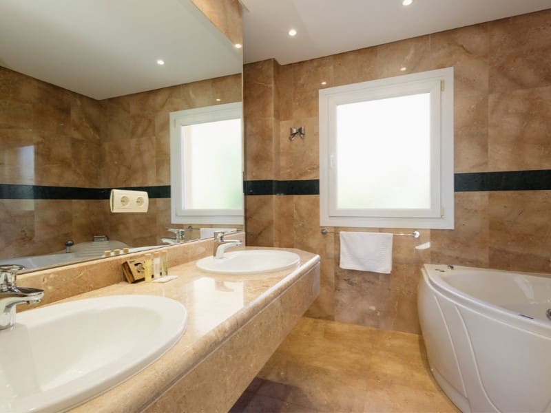 2 bedroom Penthouse for rent in Nueva Andalucia with pool garage - € 2,500 (Ref: 9471424)