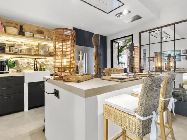 4 bedroom Semi-detached Villa for rent in Estepona Pueblo, Estepona with pool garage - € 7,500 (Ref: 9471426)