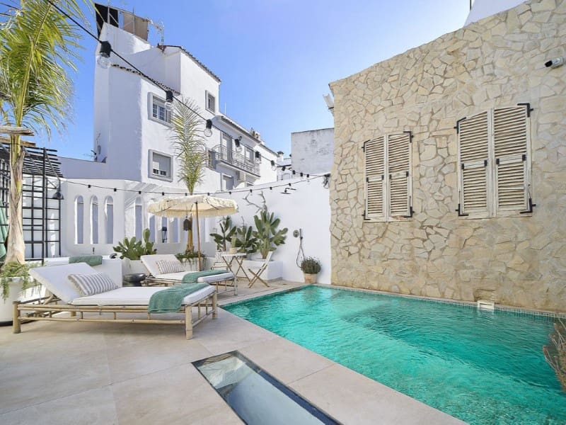 4 bedroom Semi-detached Villa for rent in Estepona with pool garage - € 7,500 (Ref: 9471426)