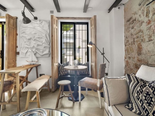 4 bedroom Semi-detached Villa for rent in Estepona Pueblo, Estepona with pool garage - € 7,500 (Ref: 9471426)