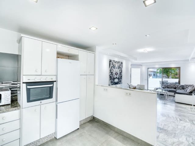 2 soveværelse Lejlighed til leje i Elviria, Marbella med swimmingpool - € 1.800 (Ref: 9471427)