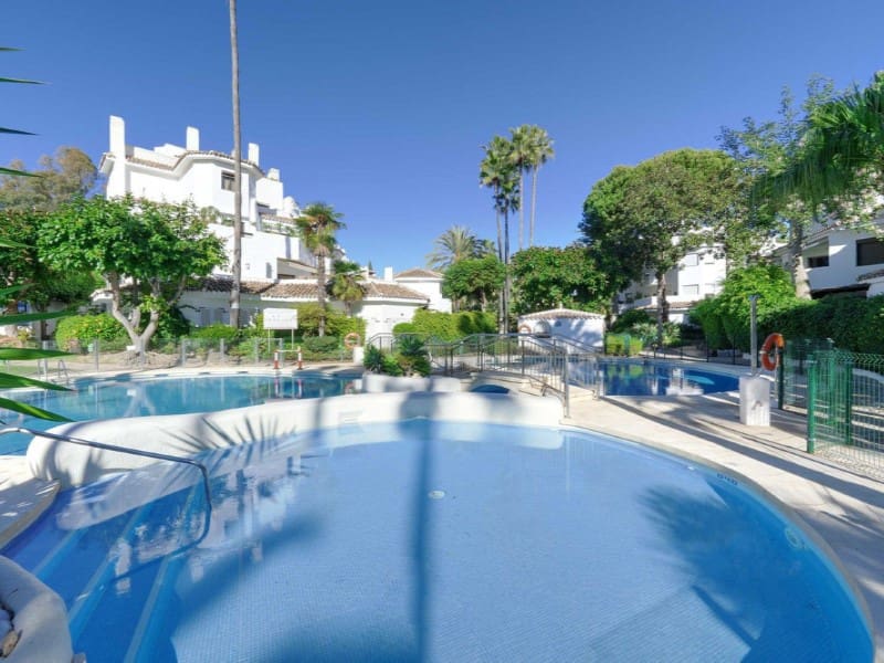 2 soveværelse Lejlighed til leje i Elviria med swimmingpool - € 1.800 (Ref: 9471427)