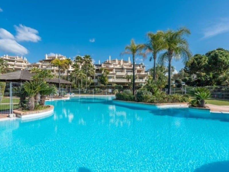 Penthouse de 3 chambres à louer à Benahavis avec piscine garage - 4 500 € (Ref: 9471428)