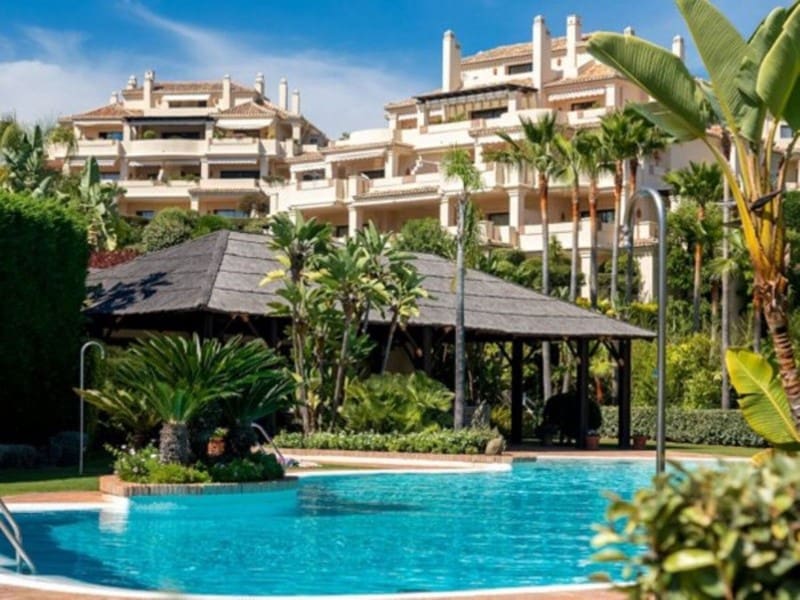 Penthouse de 3 chambres à louer à Benahavis avec piscine garage - 4 500 € (Ref: 9471428)