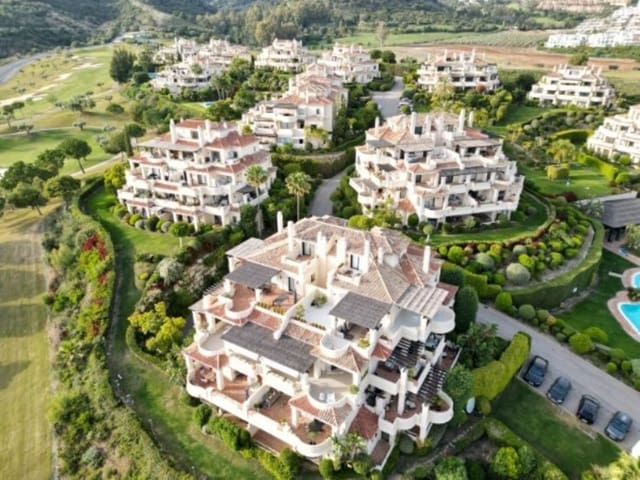 Penthouse de 3 chambres à louer à Benahavís pueblo, Benahavís avec piscine garage - 4 500 € (Ref: 9471428)