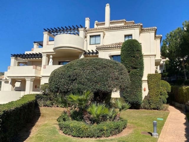 Penthouse de 3 chambres à louer à Benahavís pueblo, Benahavís avec piscine garage - 4 500 € (Ref: 9471428)