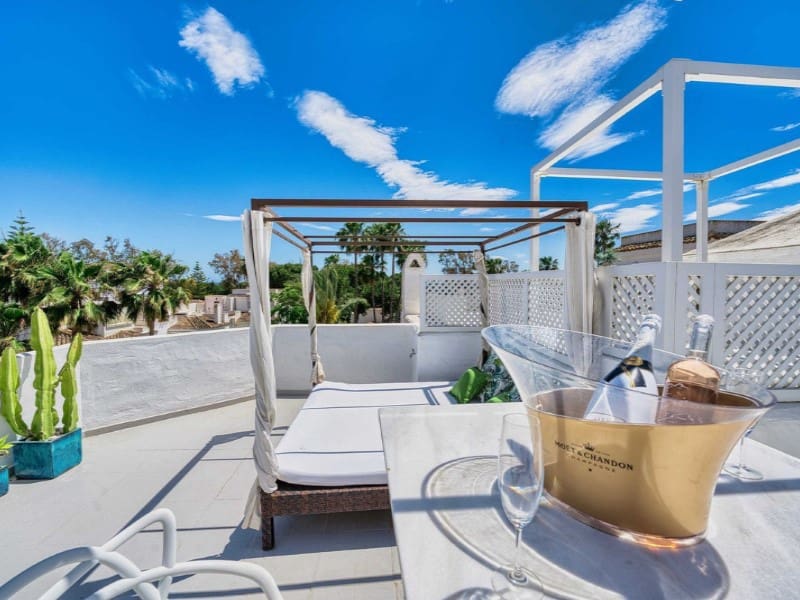 2 soveværelse Penthouse til leje i Elviria med swimmingpool garage - € 1.900 (Ref: 9471432)