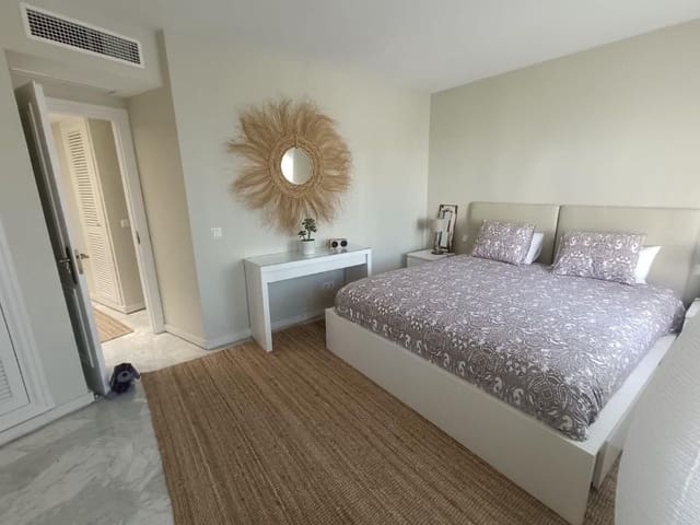 2 quarto Moradia Geminada para arrendar em Benamara - Atalaya, Estepona com piscina - 2 500 € (Ref: 9471433)