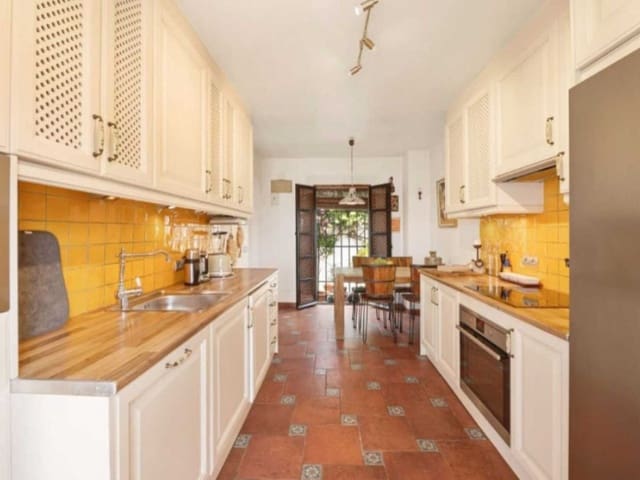 2 makuuhuone Paritalo vuokrattavana paikassa Nueva Andalucia, Marbella mukana uima-altaan 
autotalli - 3 000 € (Ref: 9471434)