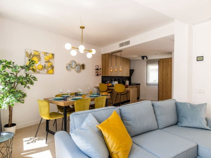 3 soverom Kjedet enebolig til leie i Marbella med svømmebasseng garasje - € 3 500 (Ref: 9471435)