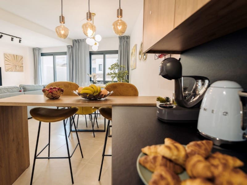 3 soverom Kjedet enebolig til leie i Marbella med svømmebasseng garasje - € 3 500 (Ref: 9471435)