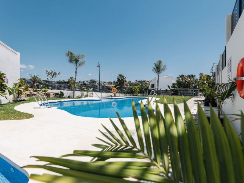 3 soverom Kjedet enebolig til leie i Marbella med svømmebasseng garasje - € 3 500 (Ref: 9471435)