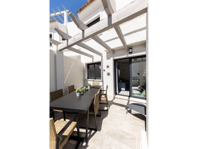 3 soverom Kjedet enebolig til leie i Marbella Centro, Marbella med svømmebasseng garasje - € 3 500 (Ref: 9471435)