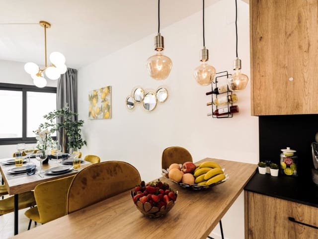 3 soverom Kjedet enebolig til leie i Marbella Centro, Marbella med svømmebasseng garasje - € 3 500 (Ref: 9471435)