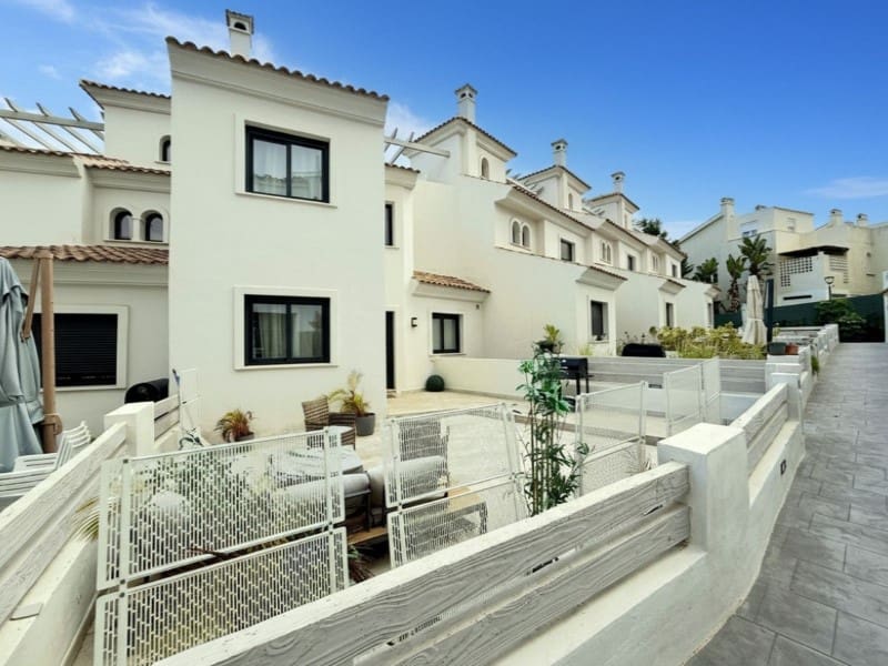 3 soverom Kjedet enebolig til leie i Marbella med svømmebasseng garasje - € 3 500 (Ref: 9471435)