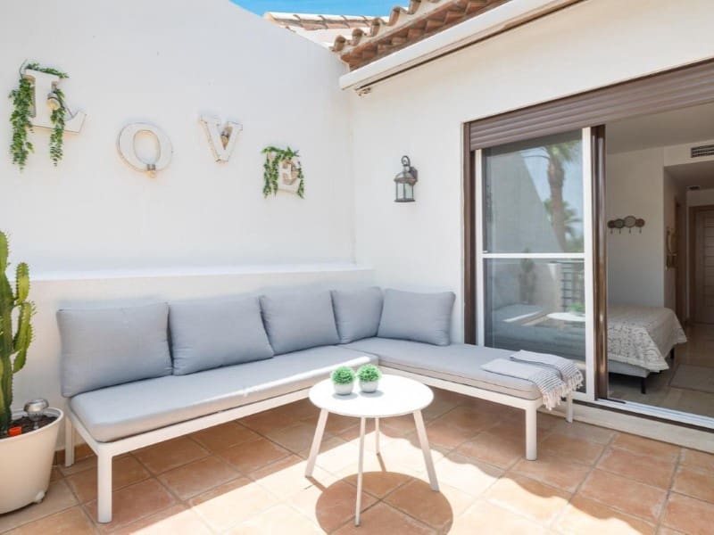 Penthouse de 2 chambres à louer à Estepona avec piscine garage - 2 200 € (Ref: 9471439)