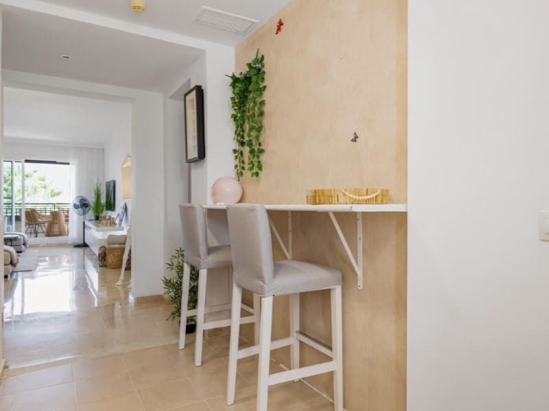 Penthouse de 2 chambres à louer à Estepona avec piscine garage - 2 200 € (Ref: 9471439)