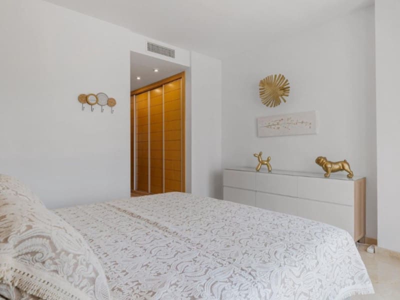 Penthouse de 2 chambres à louer à Estepona avec piscine garage - 2 200 € (Ref: 9471439)